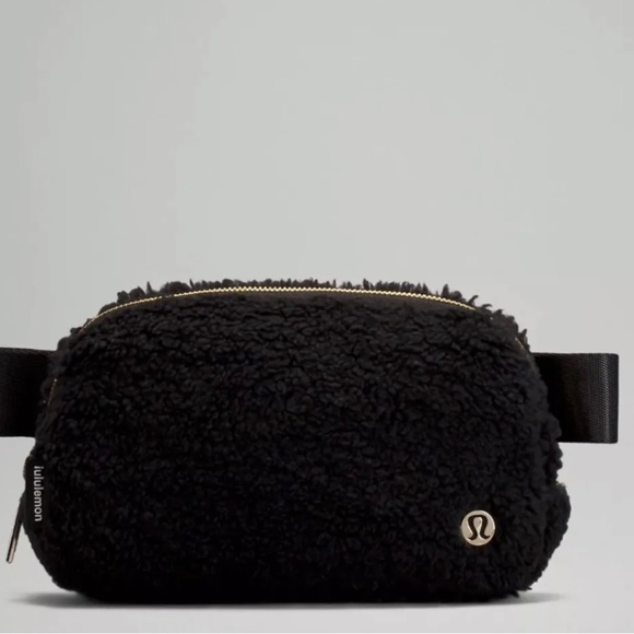 NWT Lululemon Everywhere Fleece Belt Bag. Black Large. Black Fleece - Picture 1 of 6
